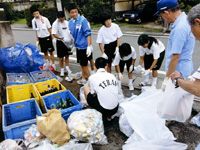 寺尾中学校　地域の人とのゴミの分別回収